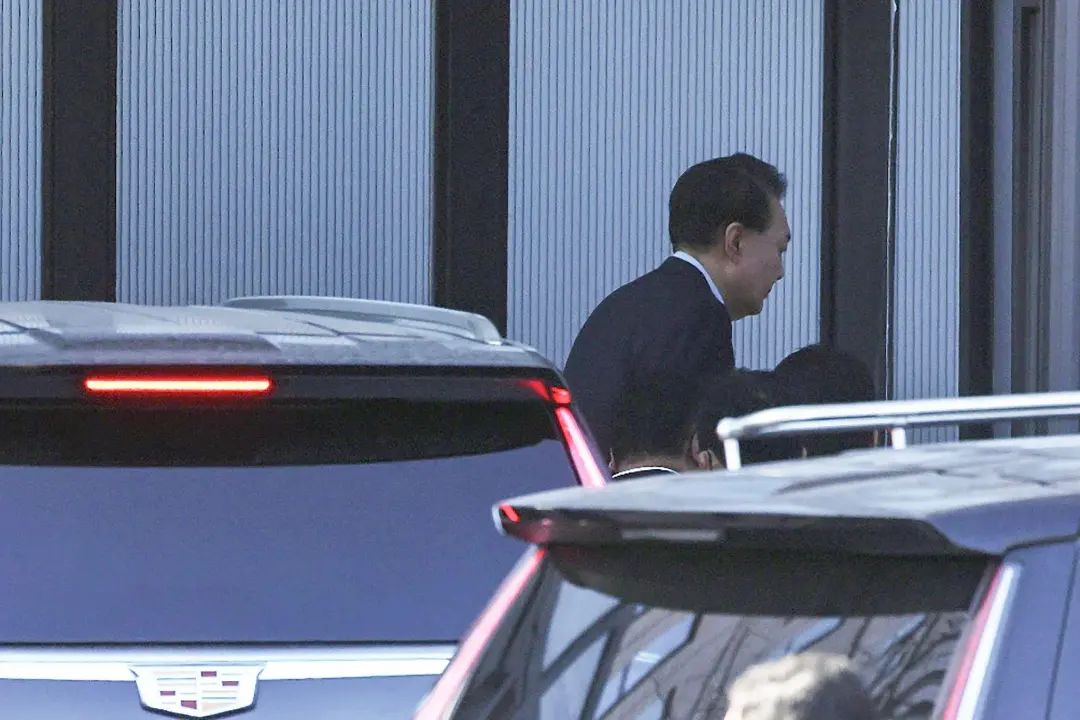 尹锡悦被拘，上百支持者攻入法院打砸破坏、与警察冲突，45人被捕，多名警察伤势严重！韩国代总统：强烈遗憾